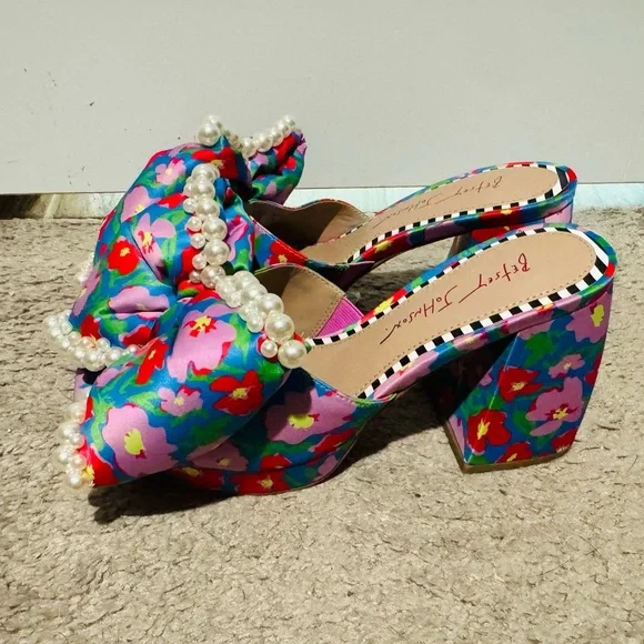 Adorable Betsey Johnson size 7 Maggie blue pink floral bow pearl front sandals - Picture 1 of 6